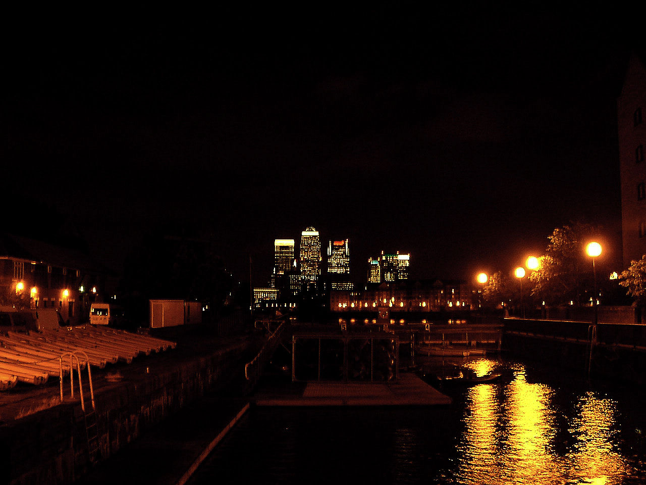 Canery Wharf at night