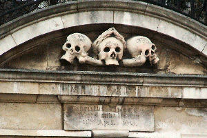 skulls-archway